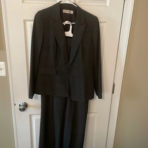 Tahari 2 Piece Suit Size 8